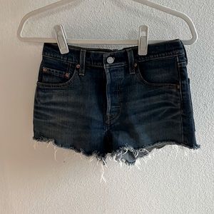Levi’s raw hem 501 denim shorts - size 25